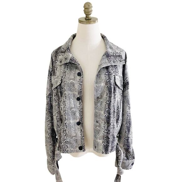NWT BlankNYC Gray Snake Print Jacket Women's Sz Medium Snap Up Boxy Fit Pockets - Picture 2 of 10
